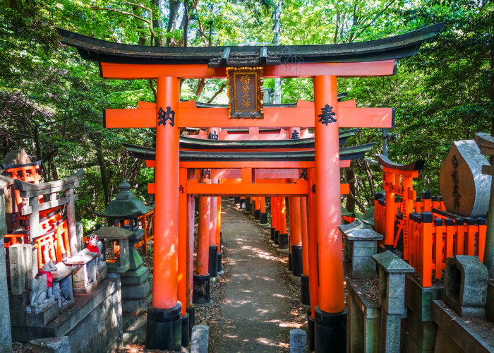 C&aacute;nh cổng Torii tại Fushimi Inari Taisha.png