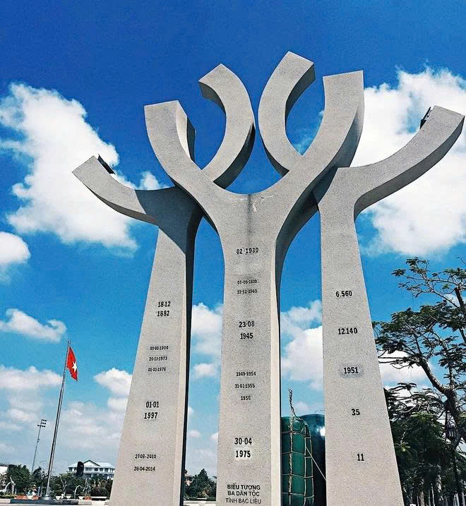 bieu tuong 3 dan toc quang truong bac lieu.jpg