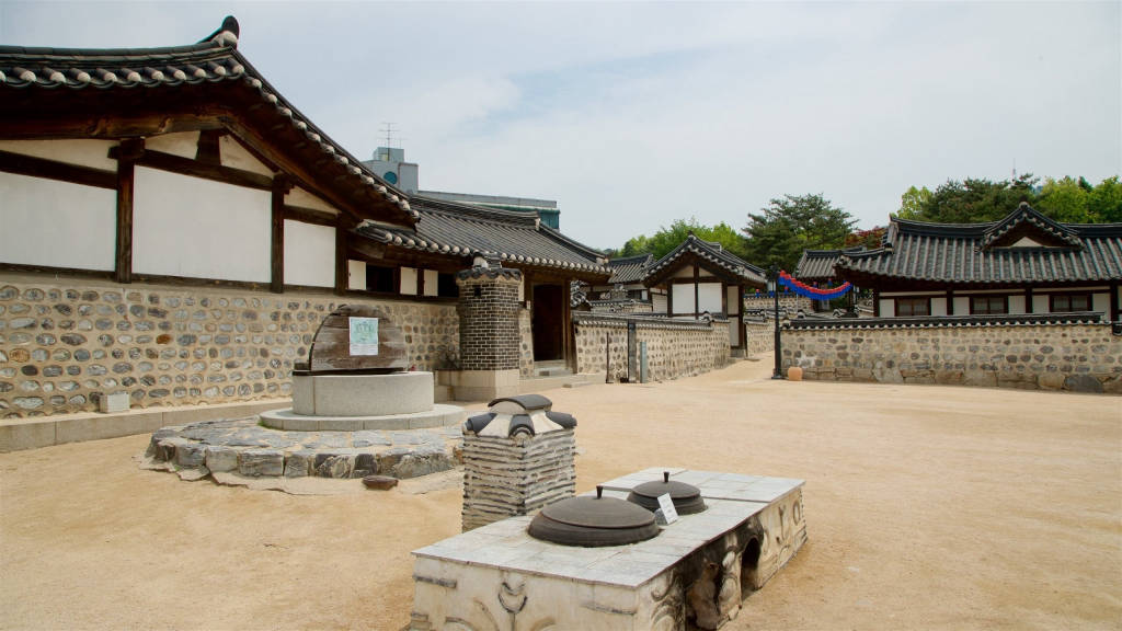 Namsan Hanok l&agrave;ng cổ.jpg