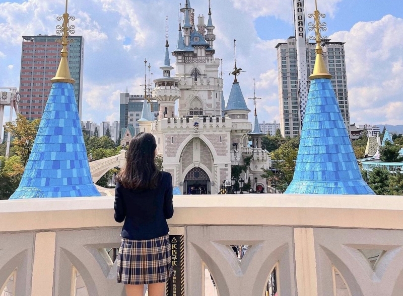 lotte world h&agrave;n quốc.jpg