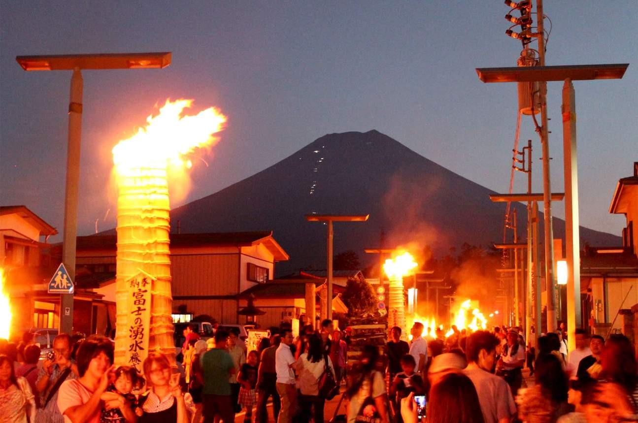 Lễ hội Yoshida Fire Festival.jpg