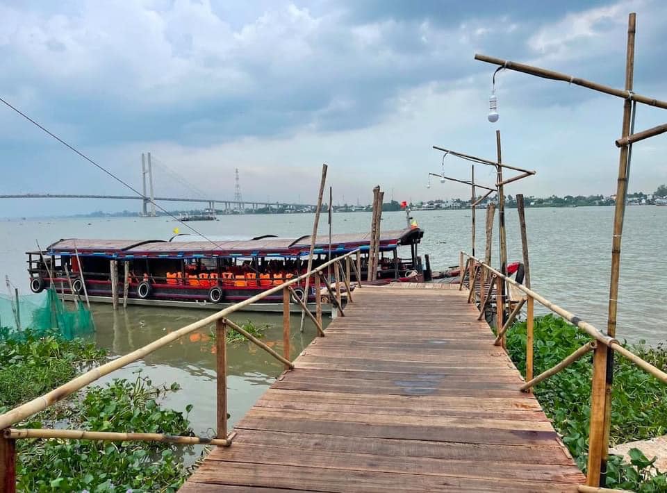 Bến t&agrave;u sang cồn T&acirc;n Thuận Đ&ocirc;ng.jpg