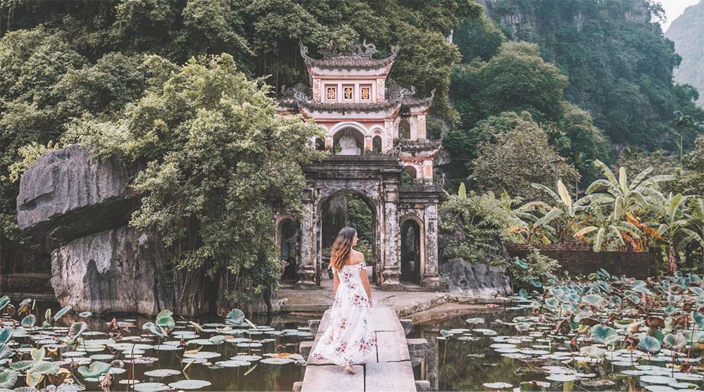 Chua-Bich-Dong-Ninh-Binh.jpg