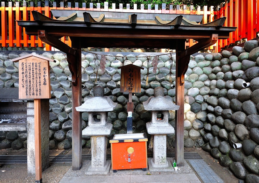 fushimi-inari-taisha-shrine-omokaru-ishi.jpg