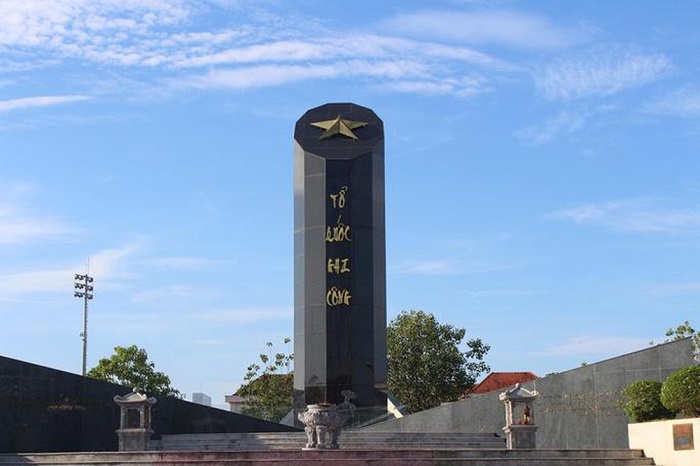 quang-truong-hung-vuong-bac-lieu-tuong-dai-liet-si.jpg